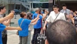 背水一战!北京男篮今天前往杭州 球迷现场送行&鼓励球队打回北京