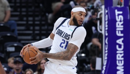 开云体育在直播-美记：独行侠中锋加福德已成为勇士值得关注的交易目标